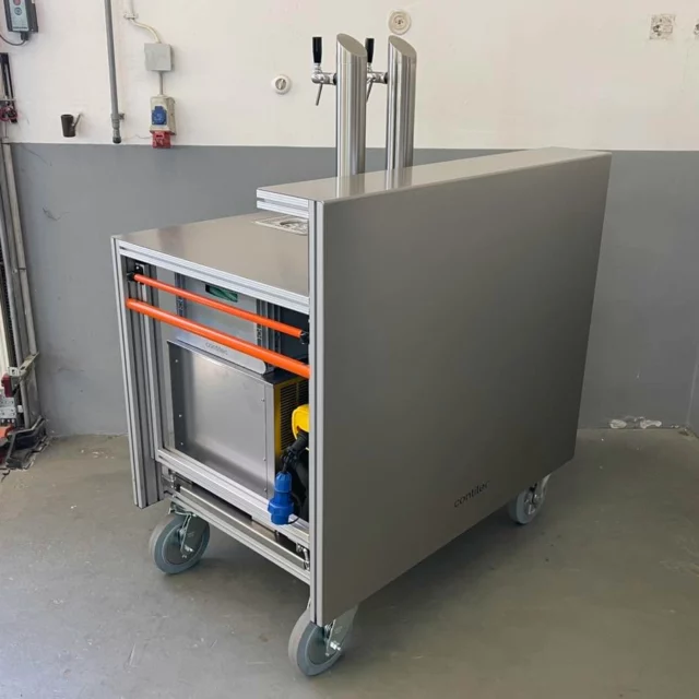 RC-Bier 

- Wasseranschluss mit Trinkwasserschlauch 
- Stromanschluss mit 13A FI/LS 
- Zwei Kühlkreise 

#contitec #contiteccontainer #flexibelgenug #feuerwehr #technischeshilfswerk #firefighting #rollcontainer #rollonrolloff #ukfirefighters #ukfirefighter #rollercontainer #fireequipment #firefighter #collapsiblecontainer #消防处 #Brandvæsen #brandweer #fajrobrigado #palokunta #pompiers #brannvesenet #brandkå #rcbier #rcsonstiges
