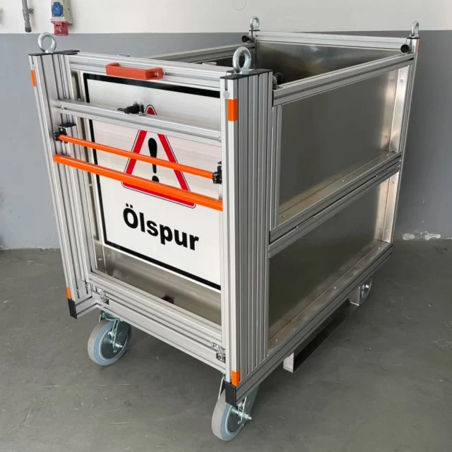 RC-Sicherungsdienst Straße 

- Ausfahrbares Warnschild 
- Seitenwände halbseitig li. und re. zu öffnen 
- Stapleraufnahmen 

#contitec #contiteccontainer #flexibelgenug #feuerwehr #technischeshilfswerk #firefighting #rollcontainer #rollonrolloff #ukfirefighters #ukfirefighter #rollercontainer #fireequipment #firefighter #collapsiblecontainer #消防处 #Brandvæsen #brandweer #fajrobrigado #palokunta #pompiers #brannvesenet #brandkå #rcsicherungsdienststraße